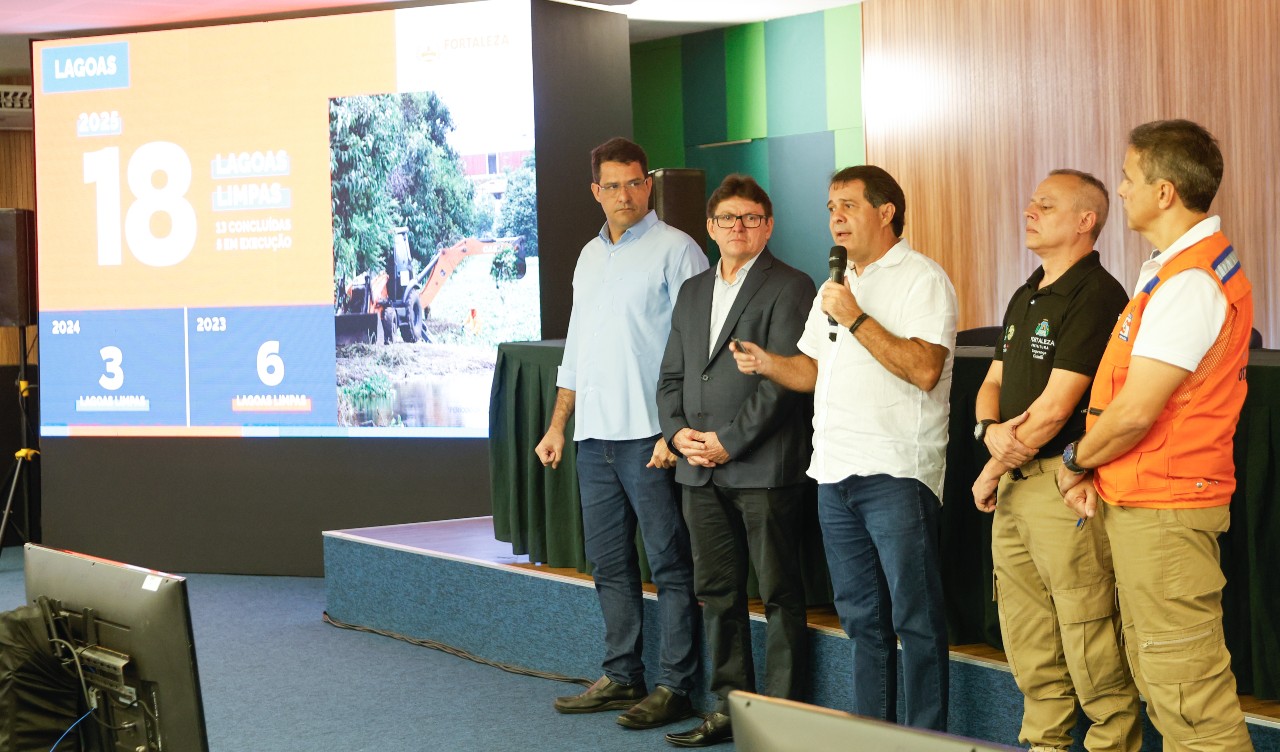 prefeito falando no auditório do paço durante a coletiva